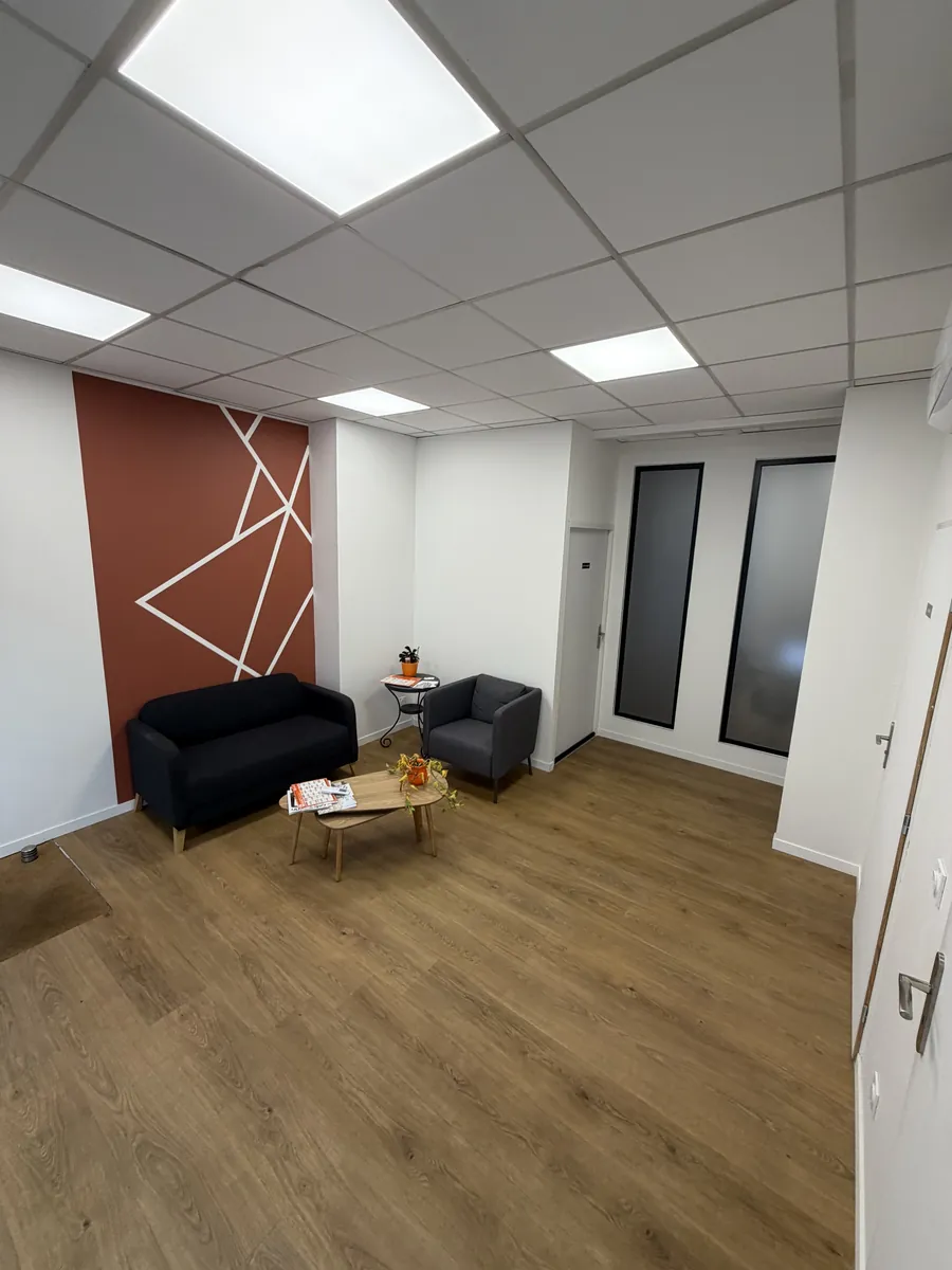Le coin salon de la salle d’attente du cabinet d’ostéopathie de Morgan Bouisset à Colomiers