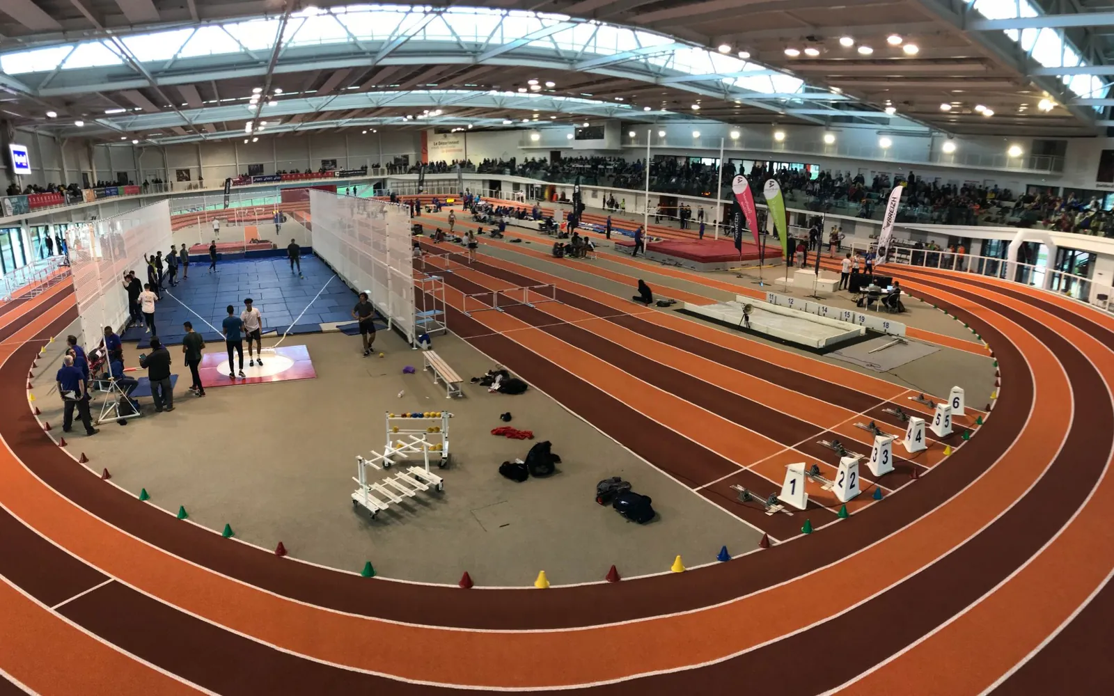 Piste d’athlétisme couverte pendant une compétition